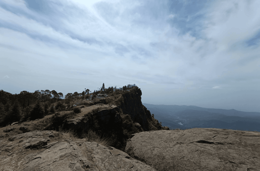 मंदिर के आस-पास का दृश्य