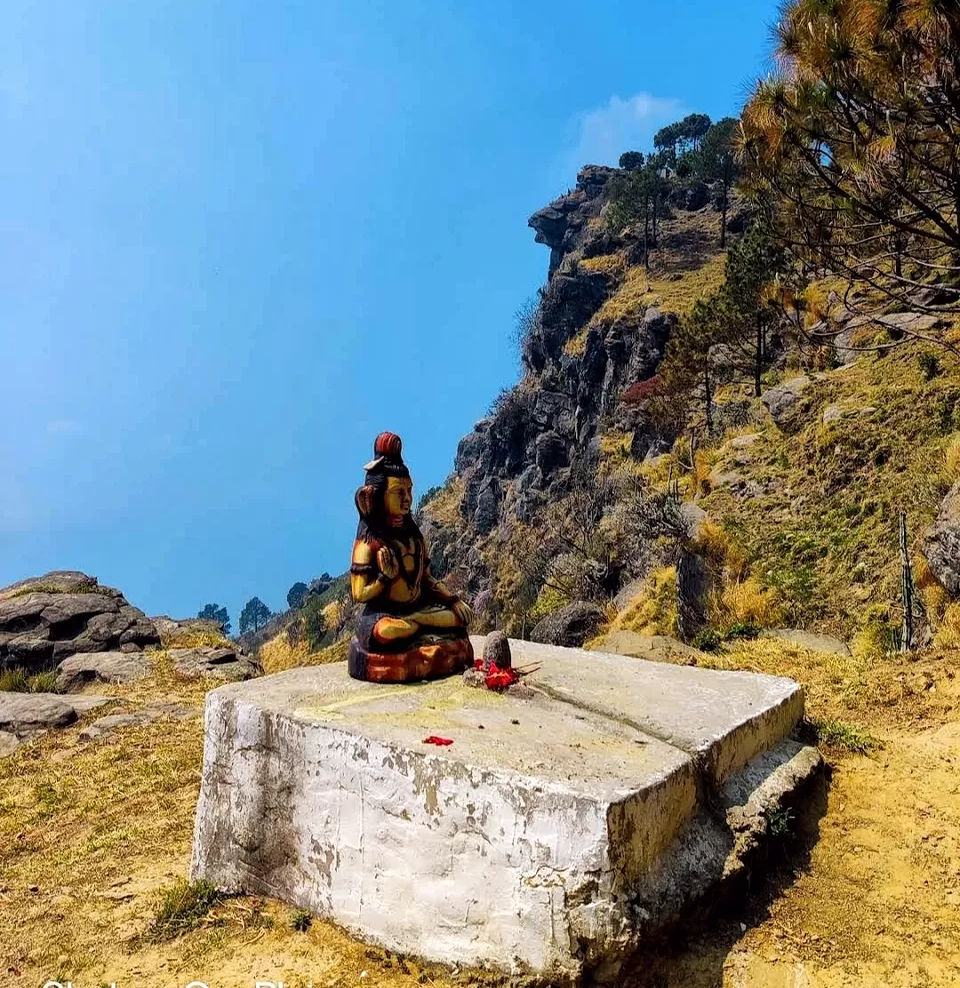 मंदिर के आस-पास का दृश्य